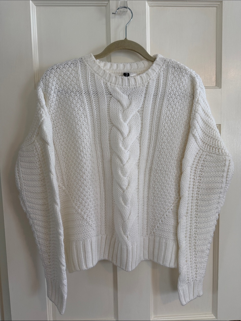 🌷H&M Divided brand ivory cable knit sweater. Size S.